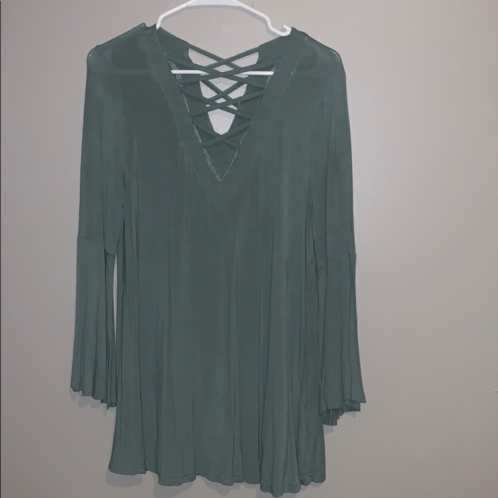 Bell sleeved long sleeve shirt